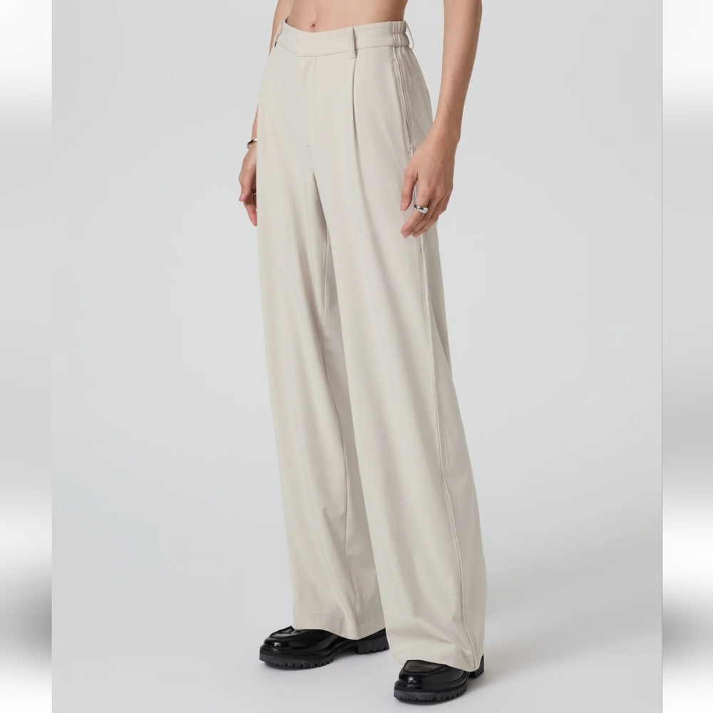 NWT Vuori Villa Trouser, Short, Mushroom, Medium